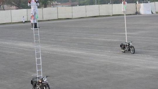 Indian soldiers set new 10-hour record riding on ladders